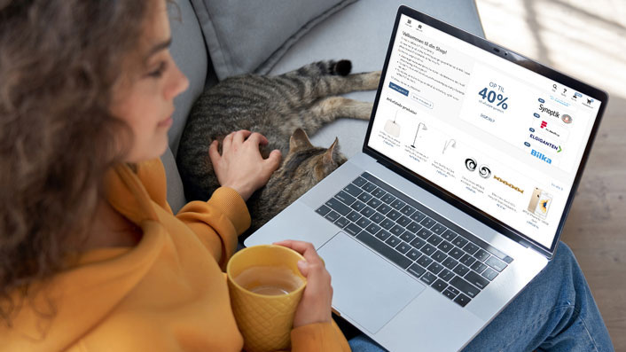 claimshop-girl-with-cat_706x397 Girl with cat looking at ClaimShop on her computer