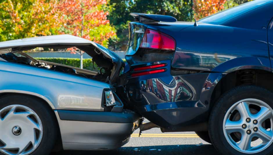 Car crash with two cars