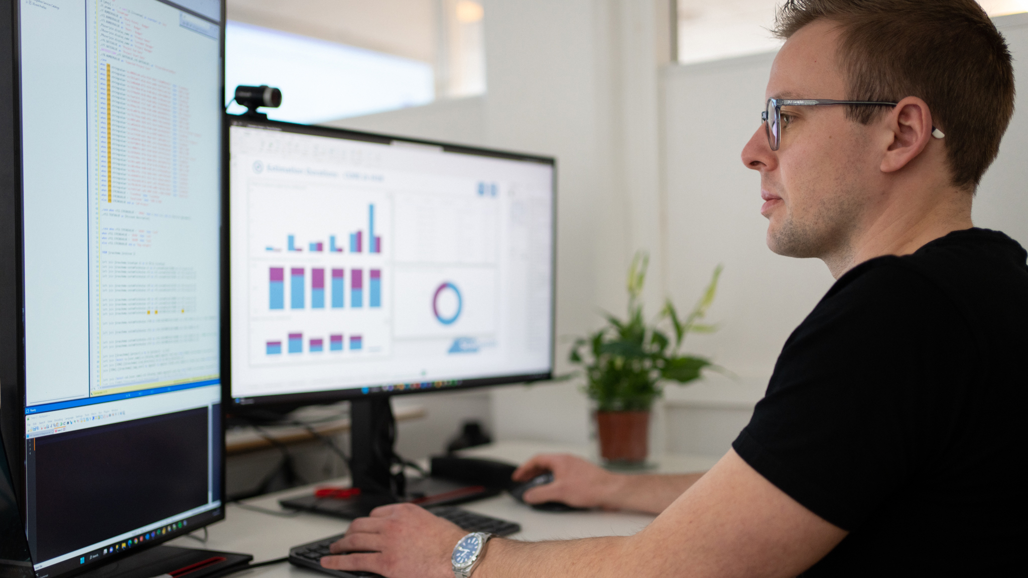 hub-uniquesetup-500x281 Employee working on dashboards in HUB Property