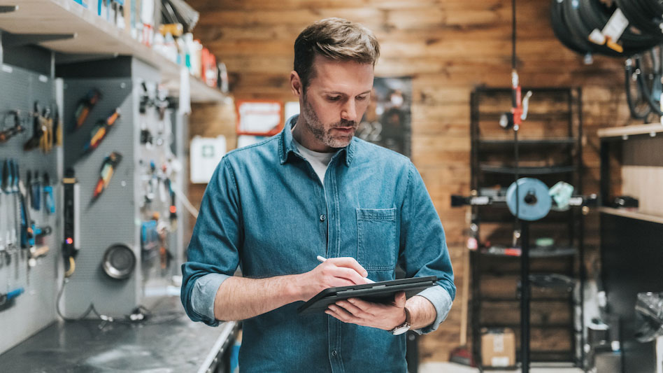 news-health-is-here-to-help_948x533 (1) Handy man looking at iPad app