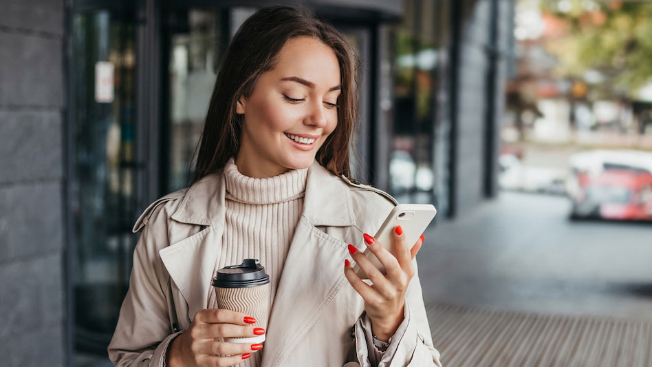 news-here-come-the-robots_948x533 Woman looking at her phone