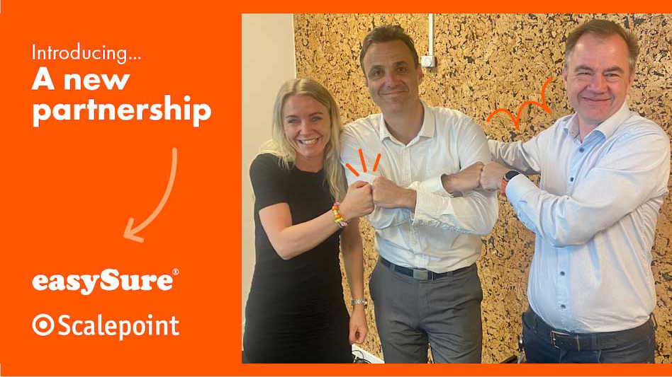 Medarbejder fra Scalepoint med to medabejdere fra EasySure