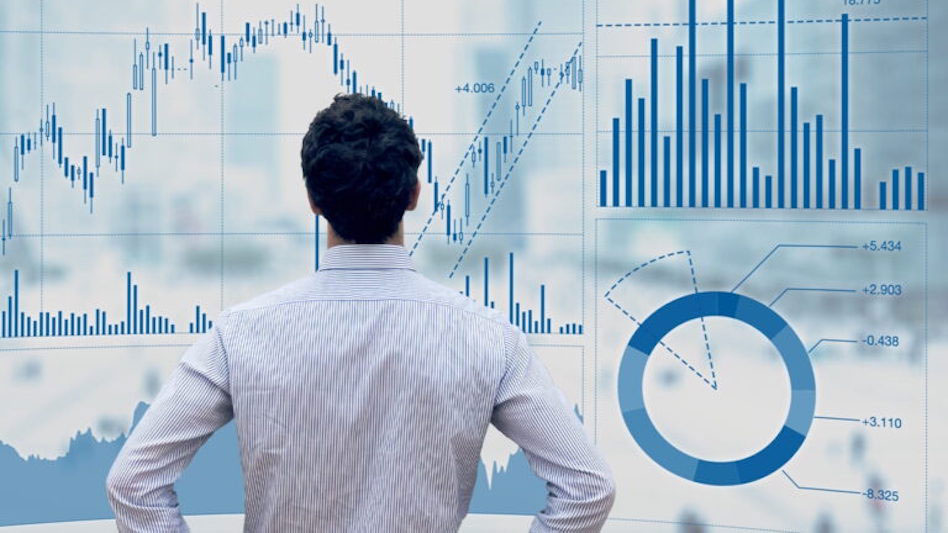 Man der kigger på grafer og dashboards