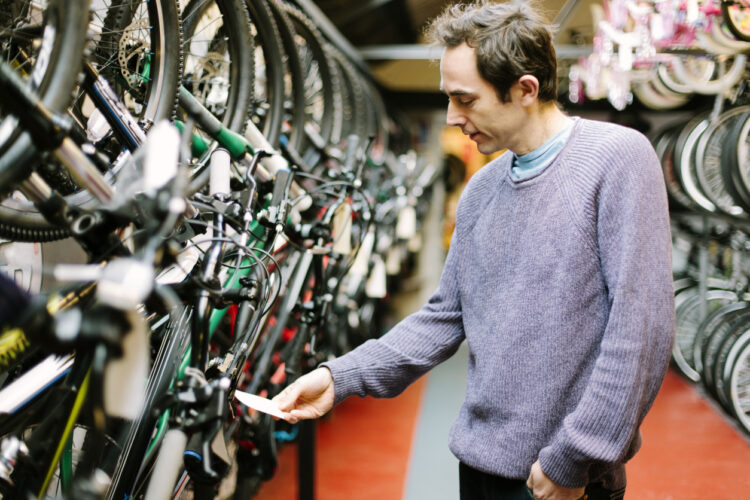 Man i cykelforretining